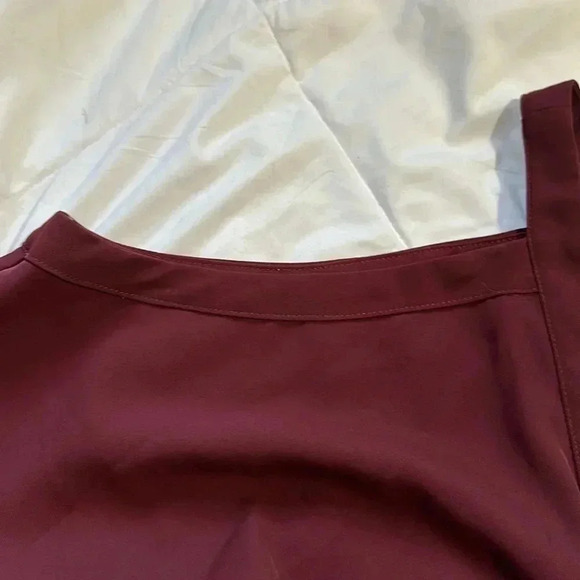 Tobi V plunge neck open shoulder burgundy romper size medium - Picture 3 of 7